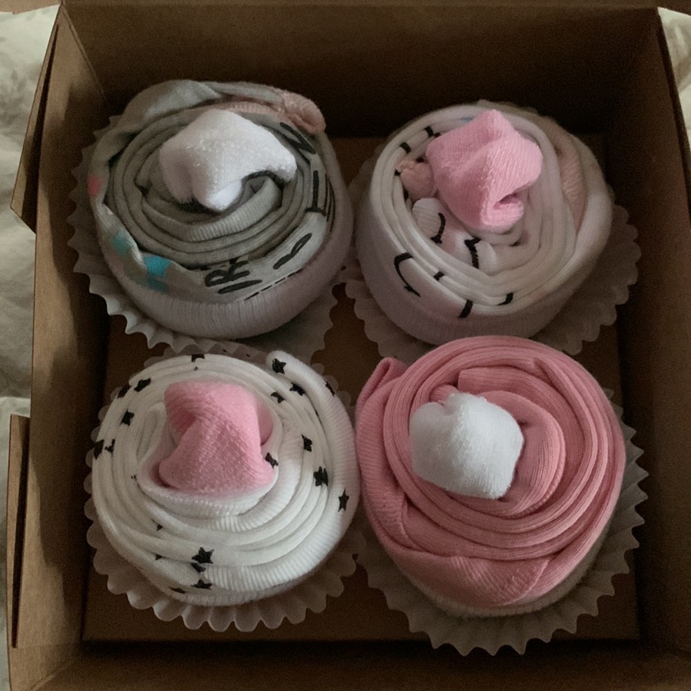 🧁Onesie & Socks Baby Girl Gift “CUPCAKES!” Onesies & Baby Socks Cupcake 4ct Box - Picture 2 of 13